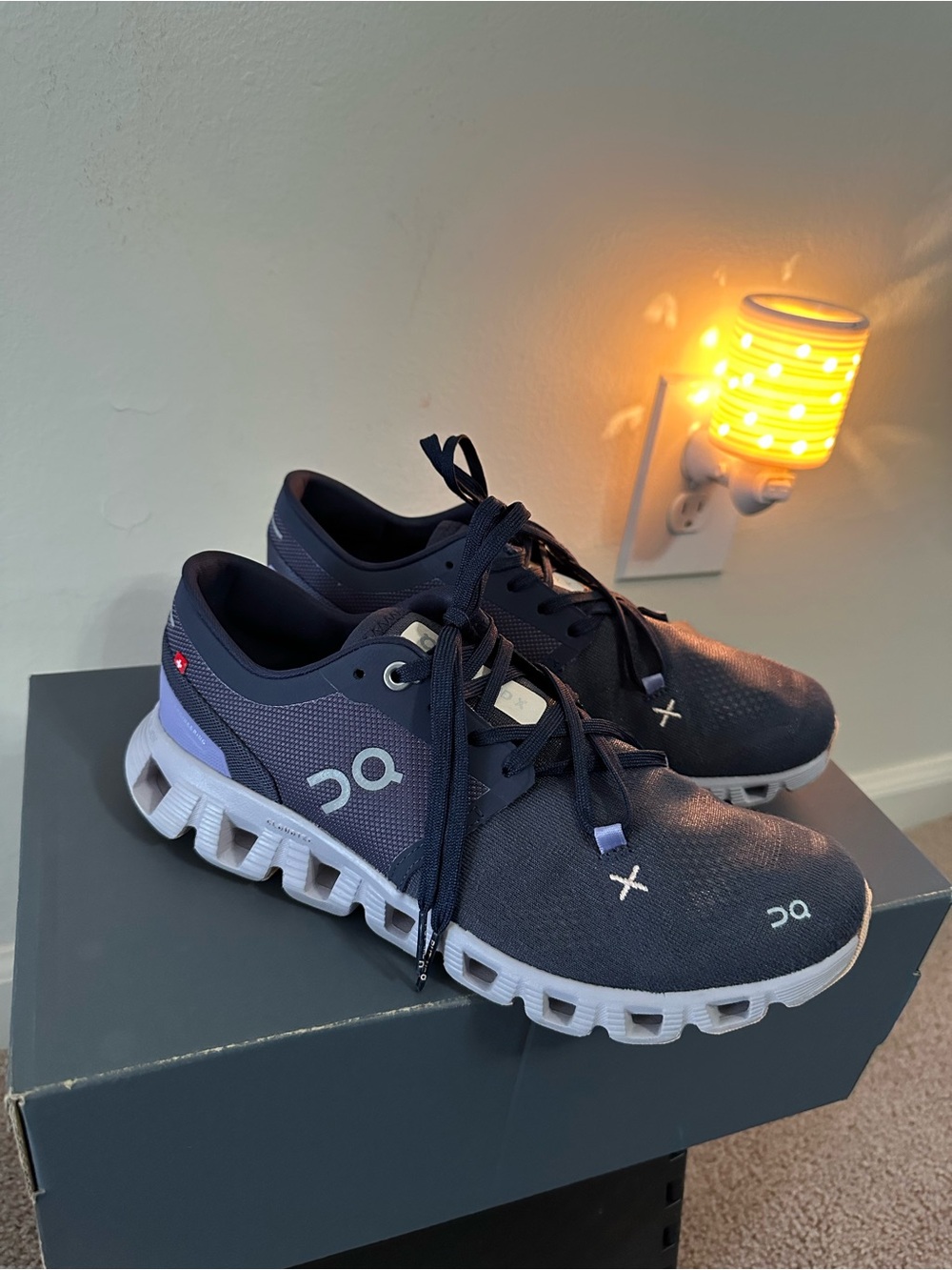 On Cloud X 3 , Women’s Navy and Light Gray Athletic Sneakers. Size 7.5